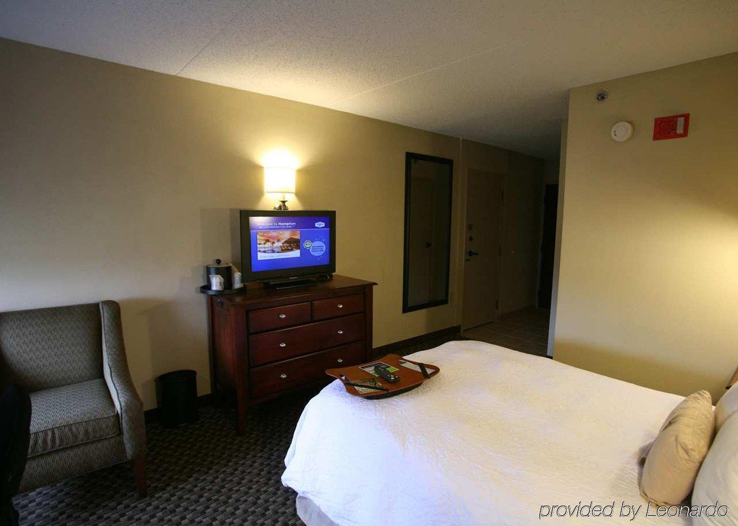 Hampton Inn Detroit Northville Room photo